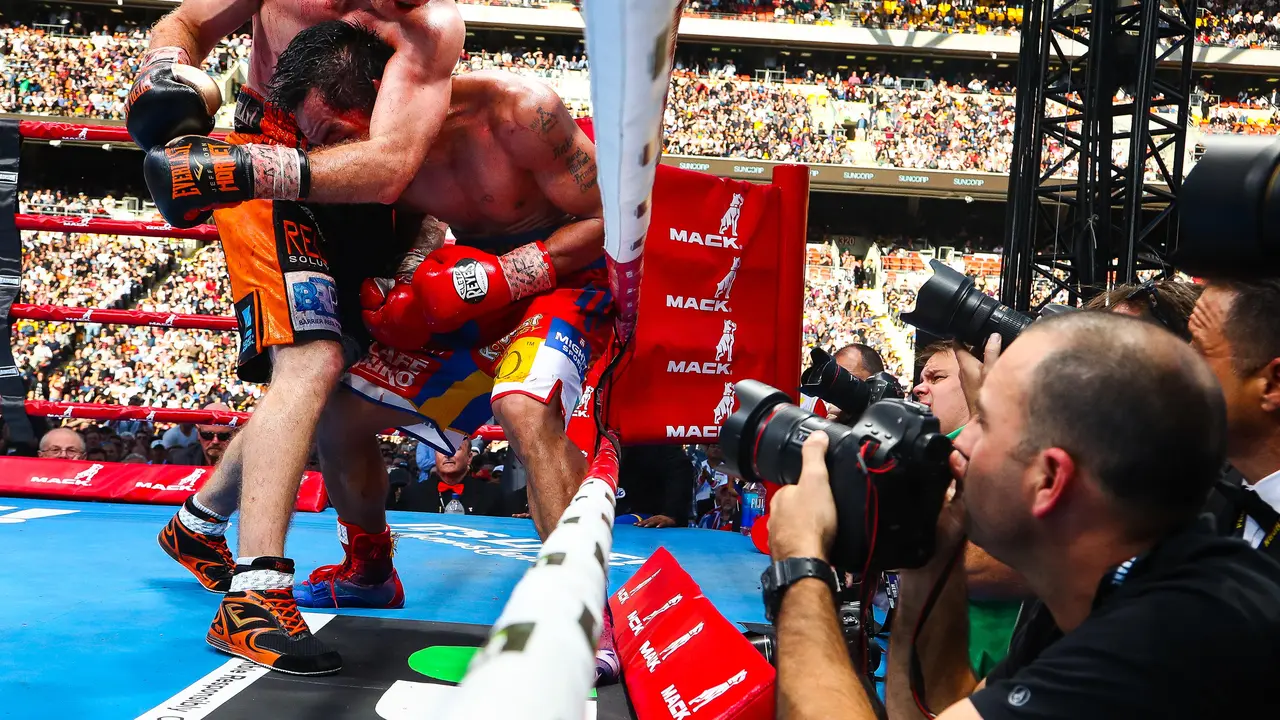 Fotografer mengabadikan pertarungan Manny Pacquiao dengan Jeff Horn di Suncorp Stadium, Brisbane, Minggu (2/7/2017). Pacquiao kalah angka telak.