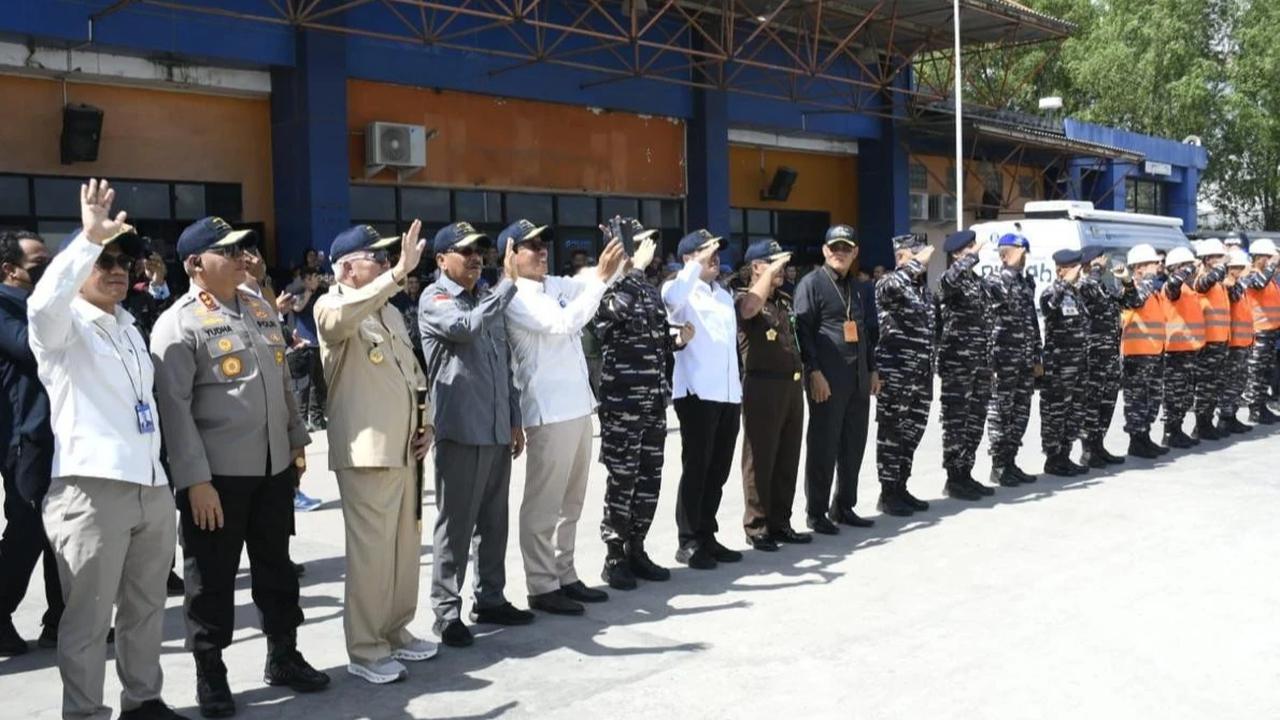 FOTO: TNI AL Dukung Distribusi Rupiah ke Pulau Terpencil Kalimantan Selatan