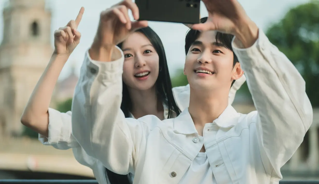 Kim Soo Hyun dan Kim Ji Won dalam serial Queen of Tears. [Foto: Netflix]