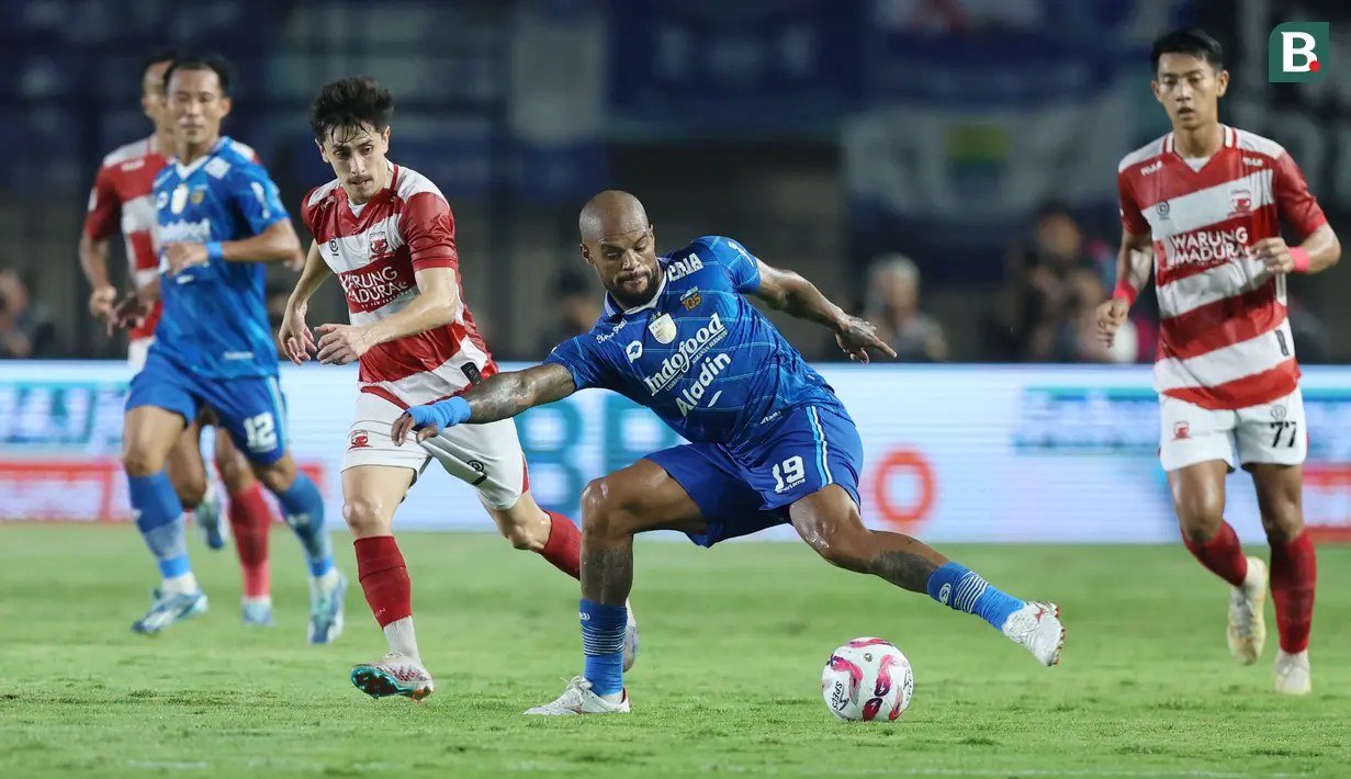 Pemain Persib Bandung, David Da Silva, melepaskan tendangan saat melawan Madura United pada laga leg 1 final Championship Series BRI Liga 1 2023/2024 antara Persib Bandung melawan Madura United di Stadion Si Jalak Harupat, Bandung, Minggu (26/05/2024). (Bola.com/M Iqbal Ichsan)