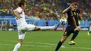 Pemain belakang Korea Selatan, Kim Young-gwon (kiri) mencoba menghalau bola dari Jan Vertonghen (Belgia) saat berlaga di penyisihan Piala Dunia Grup H di Stadion Corinthians, Sao Paulo, (27/6/2014). (REUTERS/Eddie Keogh)