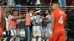 Para pemain Argentina merayakan gol yang dicetak Angel Di Maria saat melawan Chili pada laga Copa Amerika Centenario di Santa Clara, California, Amerika Serikat,(7/6/2016) WIB.  (AFP/Mark Ralston)