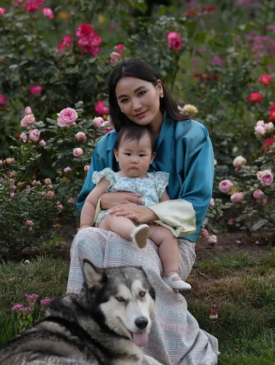 Ia tampil dengan busana tradisional Bhutan berwarna biru. Penampilannya disempurnakan dengan riasan minimalis dalam rona peach di wajahnya.