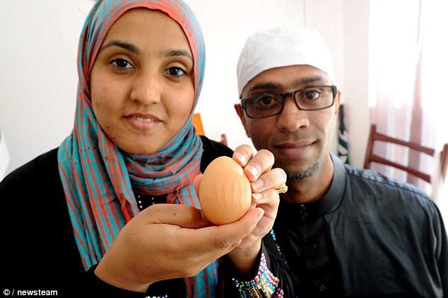 Pasangan yang menemukan telur | Photo: Copyright dailymail.co.uk