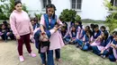 Dua siswi saat belajar bela diri di Telangana Minorities Residential Girls School di Hyderabad, India (17/6/2019). Maraknya kejahatan, kekerasan dan pelecehan seksual yang terjadi terhadap perempuan India membuat pelajaran bela diri diadakan di sekolah. (AFP Photo/Noah Seelam)