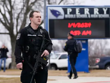 Polisi bersenjata melakukan penjagaan terhadap SMA Perry di Perry, Iowa, Amerika Serikat (AS), Kamis (4/1/2024). Polisi mengatakan telah terjadi penembakan di SMA Perry. (AP Photo/Andrew Harnik)