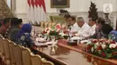 Presiden Joko Widodo atau Jokowi (ketiga kanan) memimpin ratas penanganan banjir di Istana Merdeka, Jakarta, Rabu (8/1). Jokowi meminta Gubernur DKI Jakarta Anies Baswedan, Gubernur Jabar Ridwan Kamil hingga Gubernur Banten Wahidin Halim mengevaluasi penanganan banjir. (Liputan6.com/Angga Yuniar)