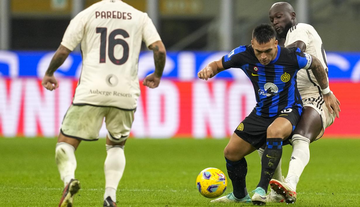Pemain AS Roma, Romelu Lukaku (kanan), berebut bola dengan pemain Inter Milan, Lautaro Martinez (tengah), saat pertandingan pekan ke-10 Liga Italia 2023/2024 yang berlangsung di San Siro Stadium, Milan, Minggu (29/10/2023). (AP Photo/Antonio Calanni)