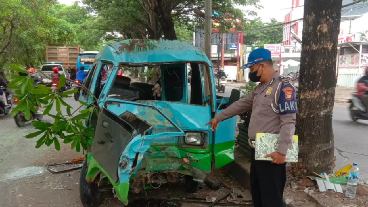 Insiden kecelakaan yang melibatkan dump truk dengan angkutan kota (angkot) terjadi di Jalan Marsekal Suryadharma, Neglasari, Kota Tangerang, Senin (15/11/2021).