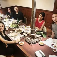 Yuni Shara makam malam bersama dengan anak-anak mantan suaminya, Henry Siahaan (Istagram/@yunishara36)