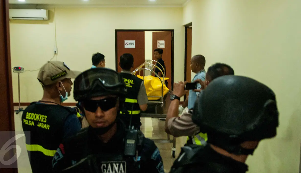 Petugas membawa jasad pelaku pengeboman di Taman Pandawa-Bandung ke ruang visum RS Polri Kramat Jati, Jakarta Timur, Senin (27/2). Jenazah YC yang tewas tertembak akan dilakukan autopsi lebih lanjut. (Liputan6.com/Gempur M Surya)