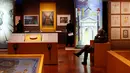 Pengunjung saat melihat pameran "La franc-maconnerie" (Freemasonry) di Perpustakaan Nasional Perancis (BnF), Paris, (11/4).Di tempat ini terdapat berbagai bukti adanya organisai gelap Freemasonry. (REUTERS / Benoit Tessier)