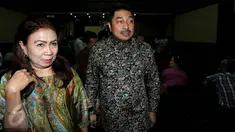 Wakil Ketua Komisi V DPR, Michael Wattimena (kanan) usai menjadi saksi dalam sidang kasus suap pembangunan jalan Kementerian PUPR di Ambon dengan tersangka Damayanti Wisnu Putranti di Pengadilan Tipikor, Jakarta, Rabu (13/7). (Liputan6.com/Helmi Afandi)