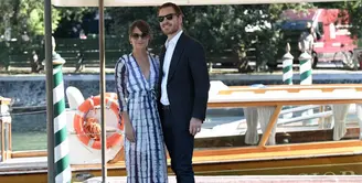 Alicia Vikander dan Michael Fassbender tiba-tiba menggemparkan dunia hiburan di Hollywood. Pasangan kekasih ini ternyata sudah melanjutkan hubungannya ke jenjang yang lebih serius, yakni ikatan pernikahan. (AFP/Tiziana Fabi)