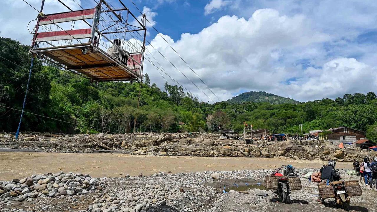 FOTO: Perjuangan Warga Ketol Menyeberangi Sungai  Berarus Deras dengan Tali