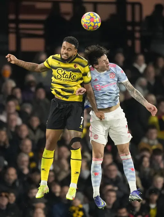 Pemain Watford Joshua King (kiri) melompat untuk merebut bola dengan pemain Manchester United Victor Lindelof pada pertandingan sepak bola Liga Inggris di Vicarage Road, Watford, Inggris, 20 November, 2021. Watford menang 4-1. (AP Photo/Frank Augstein)