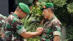 Letjen TNI Agus Sutomo (kanan) bersalaman dengan Mayjen Teddy Lhaksmana WK saat Apel Bersama Satuan Jajaran Kodam Jaya di Makodam Jaya, Jakarta, Kamis (17/9/2015). Apel diiringi serah terima jabatan Pangdam Jaya. (Liputan6.com/Helmi Fithriansyah)