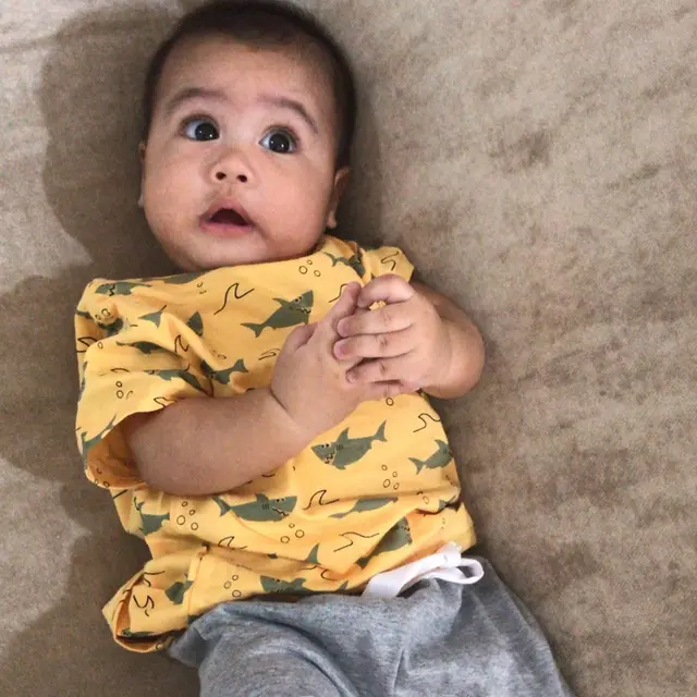 Sudah Berusia 6 Bulan, Ini 6 Potret Buah Hati Rifky Balweel dan Biby Alraen
