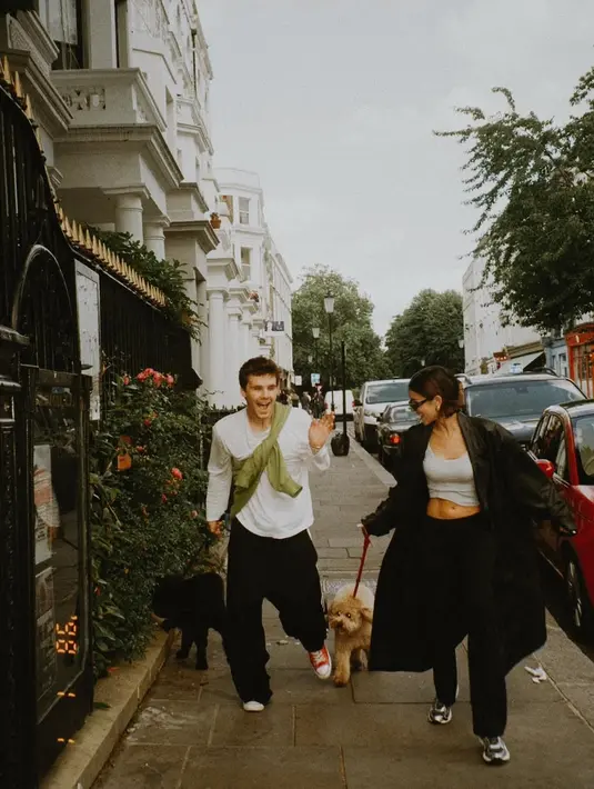 Bahagia tinggal bersama, Cruz Beckham dan Jackie Apostel dog walking dengan athleisure yang nyaman [@jackie_apostel]