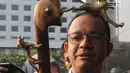 Gubernur DKI Jakarta Anies Baswedan menunjukkan tongkat berkepala harimau di Gedung KPK, Jakarta, Jumat (3/8). Tongkat tersebut hadiah dari kepala suku asal Afrika yang baru saja masuk Islam, Toyigbe Zola alias Muhammad Harun. (Merdeka.com/Dwi Narwoko)