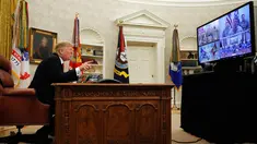 Presiden AS Donald Trump berbicara dengan prajurit militer melalui konferensi video di Gedung Putih, Selasa (25/12). Trump mengucapkan selamat Natal kepada para prajurit. (AP Photo/Jacquelyn Martin)