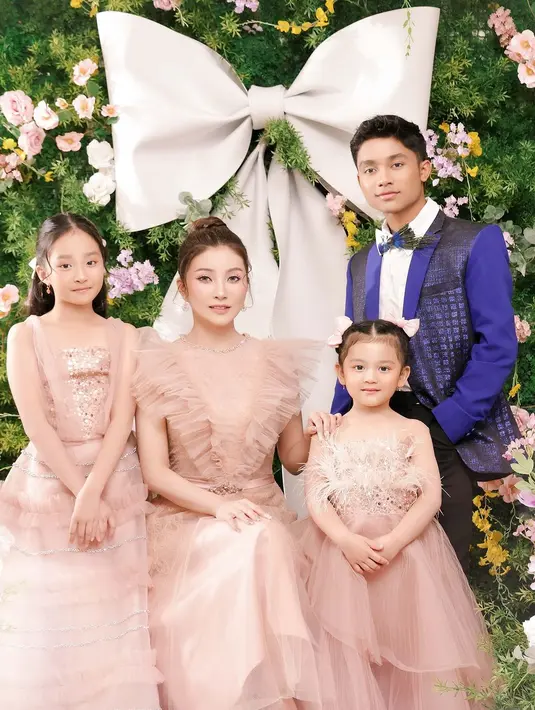 Tak kalah cantik dari Sarwendah, Thalia dan Thania Onsu juga terlihat cantik dalam balutan gaun nude [@fdphotography90]