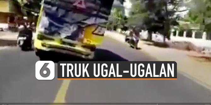 VIDEO: Viral Truk Ugal-Ugalan Senggol Pengendara Motor