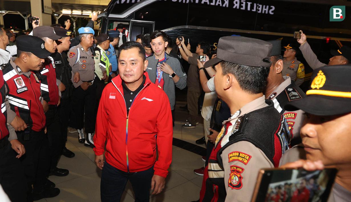 <p>Sekjen PP PBSI sekaligus Ketua Tim Pokja PBSI untuk Olimpiade Paris 2024, Muhammad Fadil Imran memimpin para juara All England 2024 memasuki Terminal 3 saat acara penyambutan di Bandara Soekarno Hatta, Tangerang, Banten, Senin (18/3/2024) malam WIB. (Bola.com/M Iqbal Ichsan)</p>