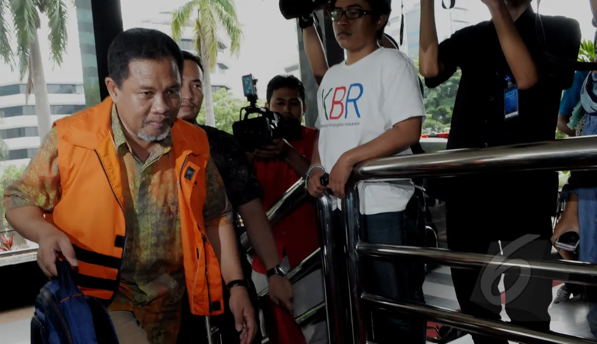 Bupati Lombok Barat nonaktif, Zaini Arony saat tiba di gedung KPK, Jakarta, Rabu (15/4/2015). Zaini diperiksa terkait kasus dugaan pemerasan terkait permohonan izin pengembangan kawasan wisata di daerahnya. (Liputan6.com/Andrian M Tunay)