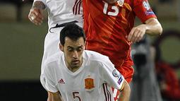 Sergio Ramos (atas) menghalau bola dari pemain Makedonia, Stefan Ristovski pada laga kualifikasi Piala Dunia 2018 grup G di Philip II National Stadium, Skopje, MaKedonia, (11/6/2017). (AP/Boris Grdanoski)