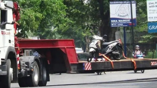 7 Benda Dibawa Pakai Truk Ini Absurd Abis