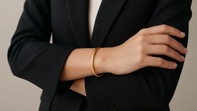 Model Gelang Emas Simple untuk Wanita Karier Modern 2025/Ilustrasi AI