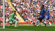 Kiper Liverpool, Giorgi Mamardashvili, hanya bisa mematung melihat bola masuk ke dalam gawangnya setelah gelandang Chelsea, Enzo Fernandez, melepas tendangan bebas dalam laga Premier League di Anfield, Sabtu (9/5/2026) malam WIB. (PETER POWELL / AFP)