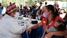 Warga yang tergabung komunitas pemulung mengikuti vaksinasi Covid-19 di Tempat Pembuangan Sampah Terakhir (TPST) Bantar Gebang, Kota Bekasi (29/10/2021). Program vaksinasi yang diikuti 1.000 anggota berlangsung pada 29 - 31 Oktober. (Liputan6.com/HO/Unilever)