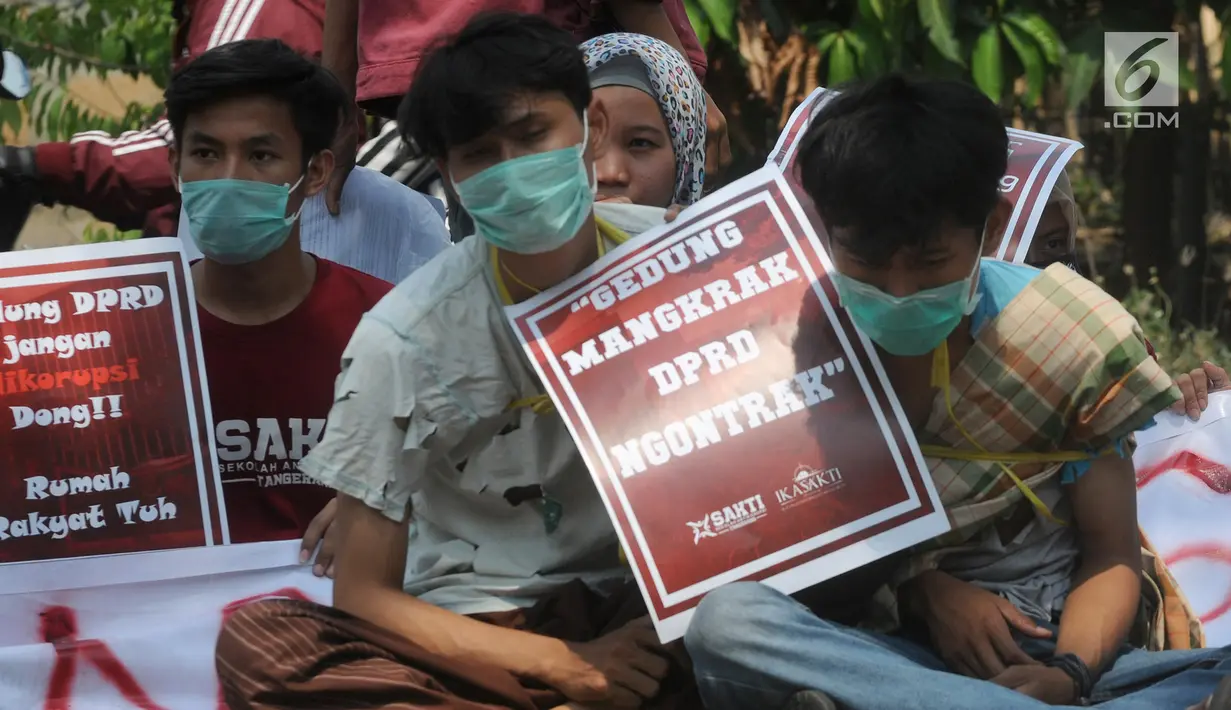 Massa Sekolah Antikorupsi Tangerang dan Ikatan Alumni Sekolah Antikorupsi menggelar aksi di depan Gedung IFA, Tangsel, Senin (8/10). Massa juga menggugat dana miliaran rupiah oleh anggota dewan untuk mengontrak Gedung IFA. (Merdeka.com/Arie Basuki)