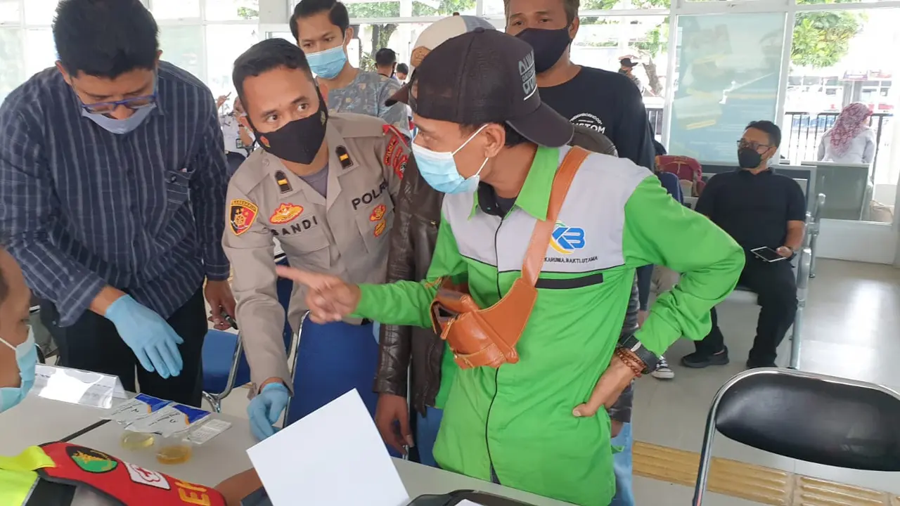 Salah seorang sopir bis AKAP Terminal Tipe A Guntur Melati Garut, Jawa Barat setelah melakukan tes urine menjelang mudik lebaran 2022. (Liputan6.com/Jayadi Supriadin)