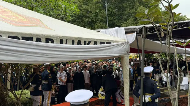 Prabowo Pimpin Upacara Pemakaman Try Sutrisno