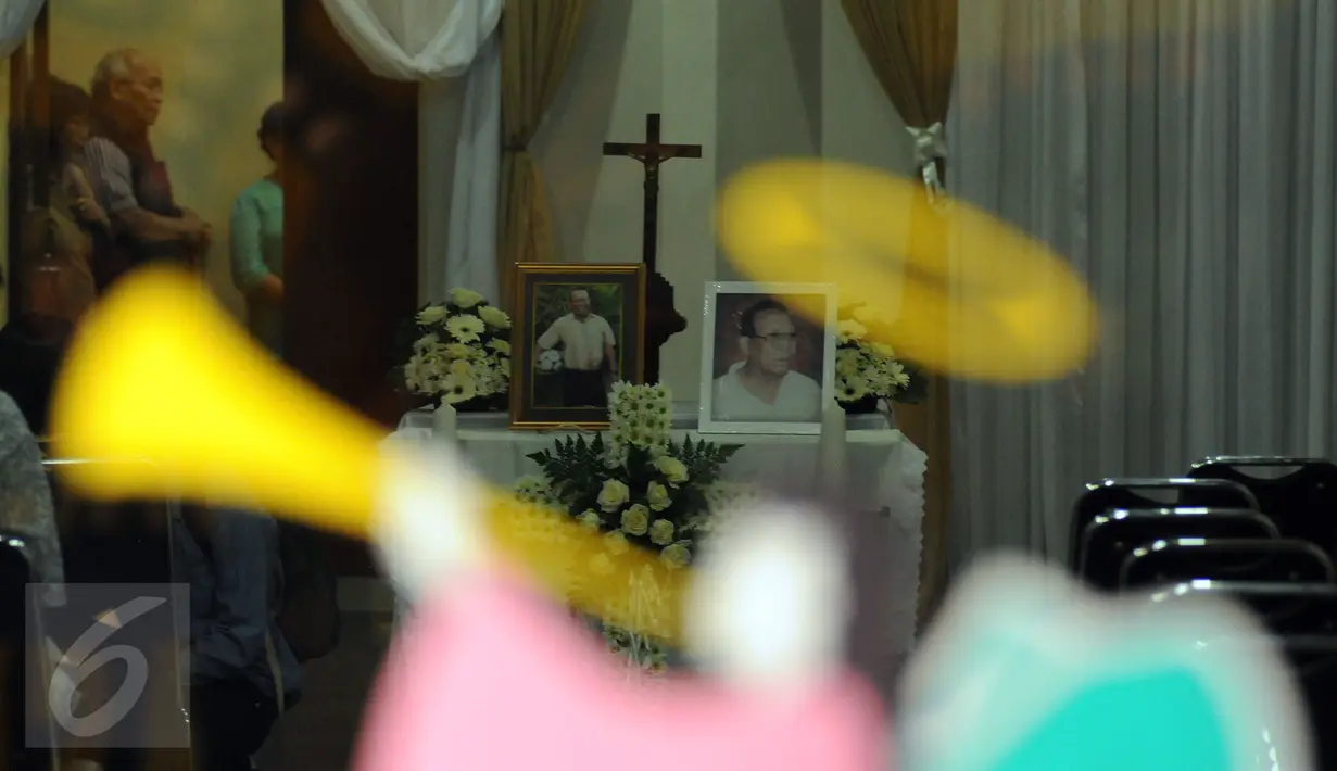 Legenda sepakbola Indonesia. Sinyo Aliandoe meninggal dunia di RS MayapadaJakarta, Rabu (18/11/2015). Sinyowafat pada usia 77 tahun dan disemayamkan di RumahDuka St Carolus Jakarta. (Liputan6.com/Helmi Fithriansyah) 