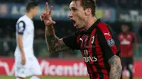 Gelandang AC Milan Lucas Biglia merayakan golnya ke gawang Chievo dalam lanjutan Liga Serie A di Stadio Marc'Antonio Bentegodi, Minggu (10/3/2019) dini hari WIB. (Filippo Venezia/ANSA via AP)