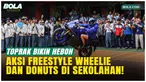 Toprak Razgatlioglu tampil memukau lewat aksi freestyle motor di SMKN 39 Jakarta, Selasa (20/1/2026). Mengendarai Yamaha YZF-R25, pembalap MotoGP 2026 ini melakukan wheelie dan donuts dalam rangkaian meet and greet Yamaha.