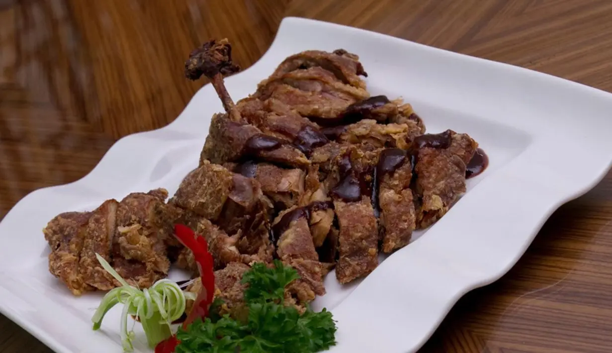 Dengan racikan bumbu sederhana seperti bawang putih, ketumbar, garam, dan jahe, serta bumbu oles dari bawang putih, ketumbar, garam, minyak sayur, dan kecap manis, kita bisa membuat kambing guling rumahan yang enak./Copyright shutterstock.com/g/rahadianperwiranegara