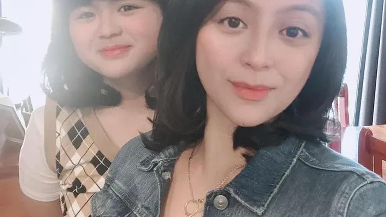 Ia sangat dekat dengan putri kecilnya, sering menghabiskan waktu bersama, terutama di hutan yang menjadi tempat favorit mereka.
