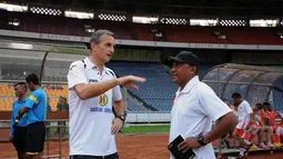 Direktur Teknik Barito Putera, Milomir Seslija (kiri) berbincang dengan pelatih Persija, Rahmad Darmawan jelang laga uji coba di Stadion GBK Jakarta, Rabu (4/2/2015). (Liputan6.com/Helmi Fithriansyah)