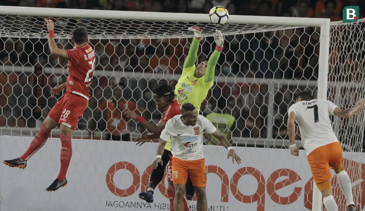 Kiper Borneo FC, Muhammad Ridho, berusaha menghalau bola saat pertandingan melawan Persija Jakarta pada laga Liga 1 di SUGBK, Jakarta, Sabtu (14/4/2018). Persija unggul 1-0 atas Borneo FC di babak pertama. (Bola.com/M Iqbal Ichsan)