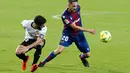 Pemain Valencia, Jose Gaya berebut bola dengan pemain Levante, Jorge Miramon  pada pertandingan La Liga Spanyol di Stadion Mestalla di Valencia, Spanyol, Minggu, (13/9/2020). Valencia menang telak 4-2. (AP Photo/Alberto Saiz)