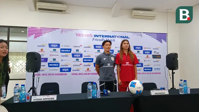 Pelatih Timnas Indonesia Putri, Akira Higashiyama, dan sang pemain Zahra Muzdalifah