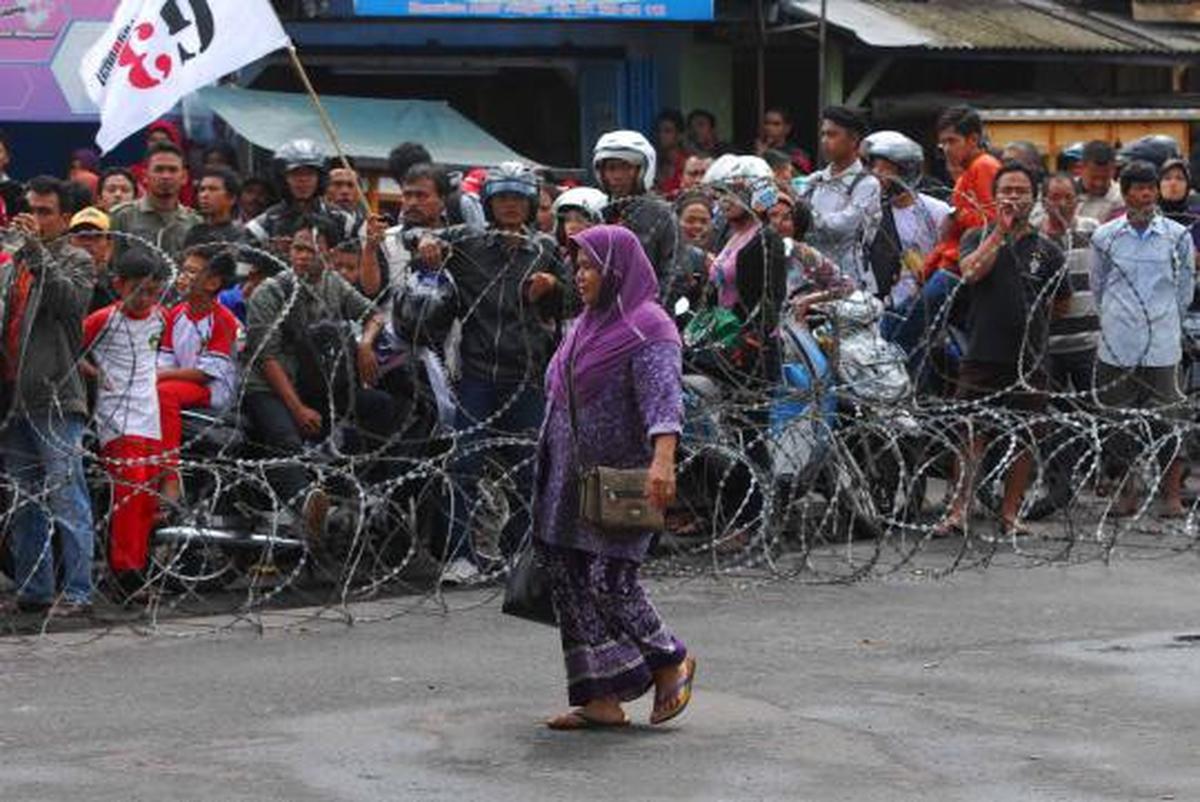 Dipasang kawat berduri, ratusan massa marah dengan polisi