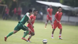Gelandang Persija Jakarta, Ramdani Lestaluhu, berusaha melewati hadangan pemain PS AD pada laga uji coba di Lapangan Villa 2000, Tangerang, Jumat (4/3/2016). (Bola.com/Vitalis Yogi Trisna)