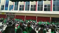 Upah Diturunkan, Puluhan Pengemudi Gojek di Tegal Protes
