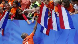 Shanice Van De Sanden striker Belanda menyapa para fans di Stade du Hainaut, Valenciennes, Prancis setelah Belanda mengandaskan Kamerun dengan skor 3-1 di penyisihan Grup E Piala Dunia Wanita 2019. ( AP/Michel Spingler )